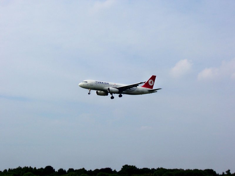 Ein Jet der Turkish Airlines im Landeanflug auf Hamburg.