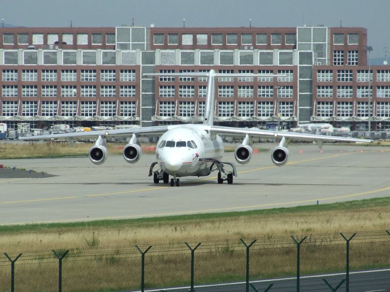 Ein Jumbolino (BAe 146) der Eurowings auf dem Frankfurter Rollfeld am 07.08.2008.