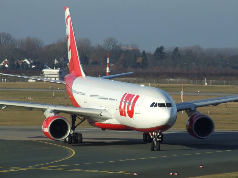 Ein LTU Airbus A 330 am 27.12.2008 in Dsseldorf.