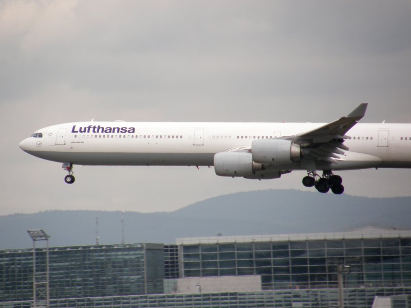 Ein Lufthansa A 340-600 bei der Landung in Frankfurt am Main am 16.07.2008.