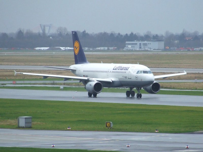 Ein Lufthansa Airbus A 319-100 auf dem Weg zur Startbahn am 22.12.2008 in Dsseldorf.