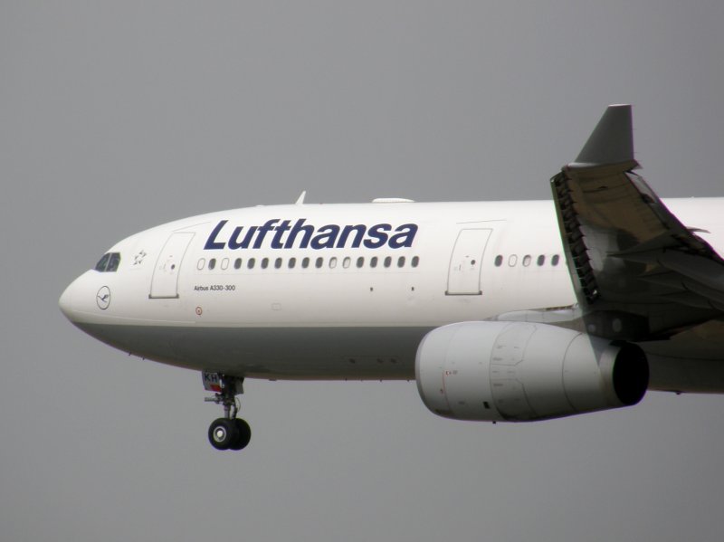 Ein Lufthansa Airbus A 330-300 bei der Landung in Frankfurt am Main am 07.08.2008.