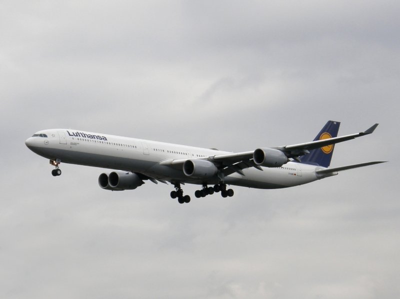 Ein Lufthansa Airbus A 340-600 schwebt in Frankfurt am Main am 16.07.2008 ein.