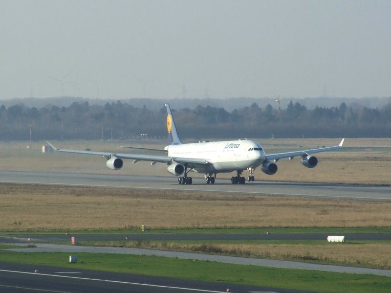 Ein Lufthansa Airbus A 340 beim Start in Dsseldorf am 27.12.2008.