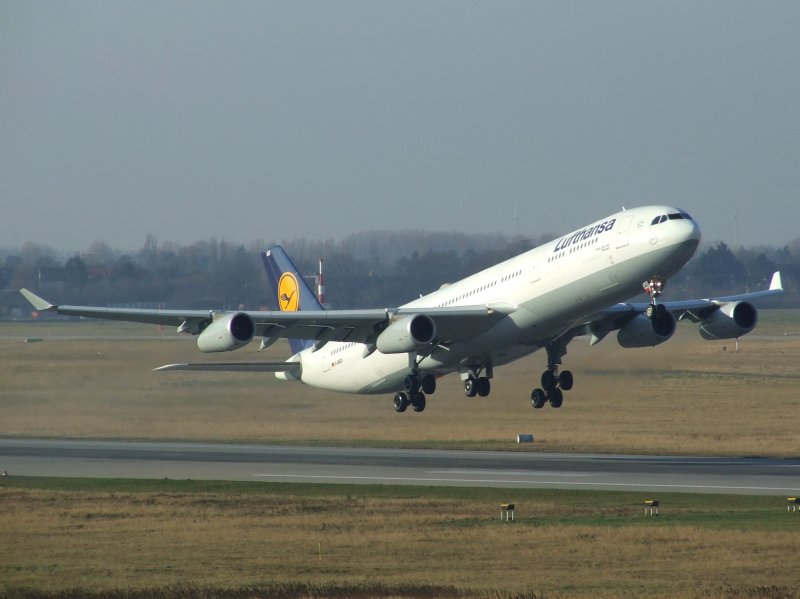 Ein Lufthansa Airbus A 340 beim Abheben in Dsseldorf am 27.12.2008.