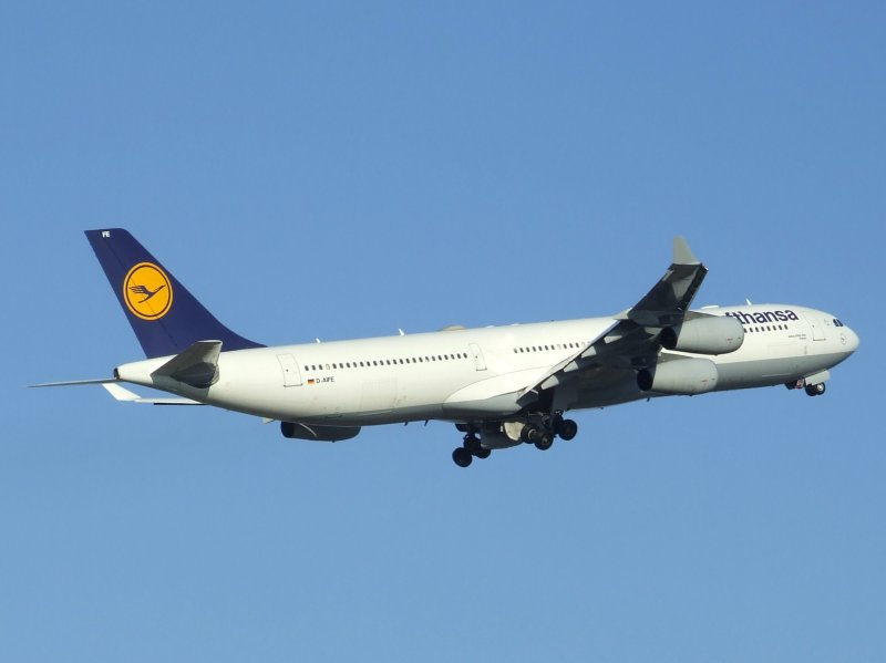 Ein Lufthansa Airbus A 340 schwebt am 27.12.2008 dem blauen Morgenhimmel in Dsseldorf entgegen.