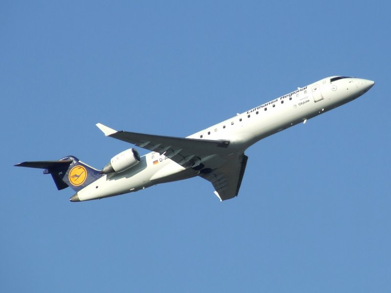 Ein Lufthansa City Line Regional Canadair Jet beim Start in Dsseldorf am 27.12.2008.