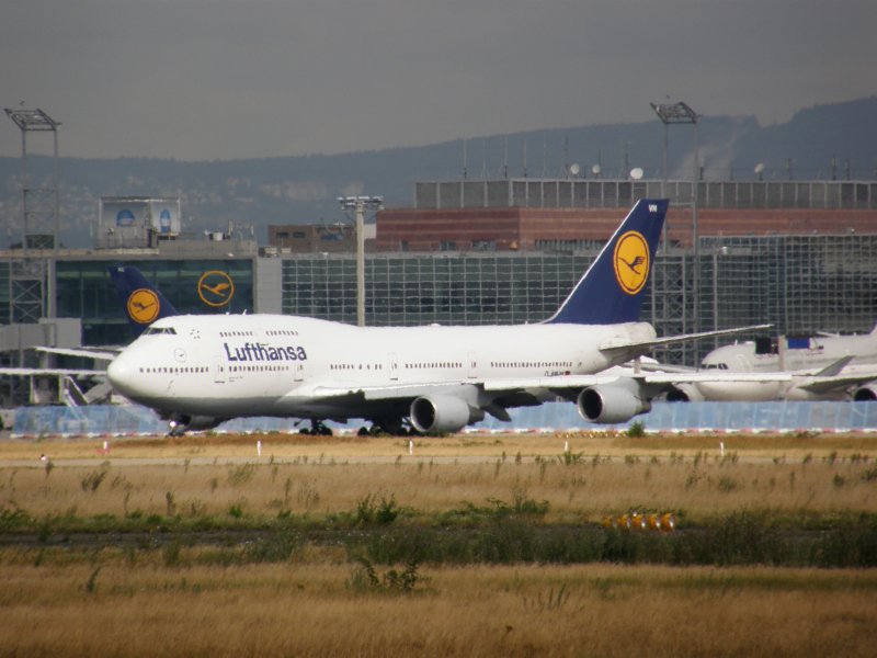 Ein Lufthansa Jumbo (Boeing 747) beim Warten auf die Freigabe der Startbahn. (Frankfurt am Main, 16.07.2008)