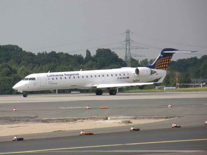 Ein Lufthansa Regional Canadair Jet 700 steht in Dsseldorf auf der Startbahn. (14.07.2008)