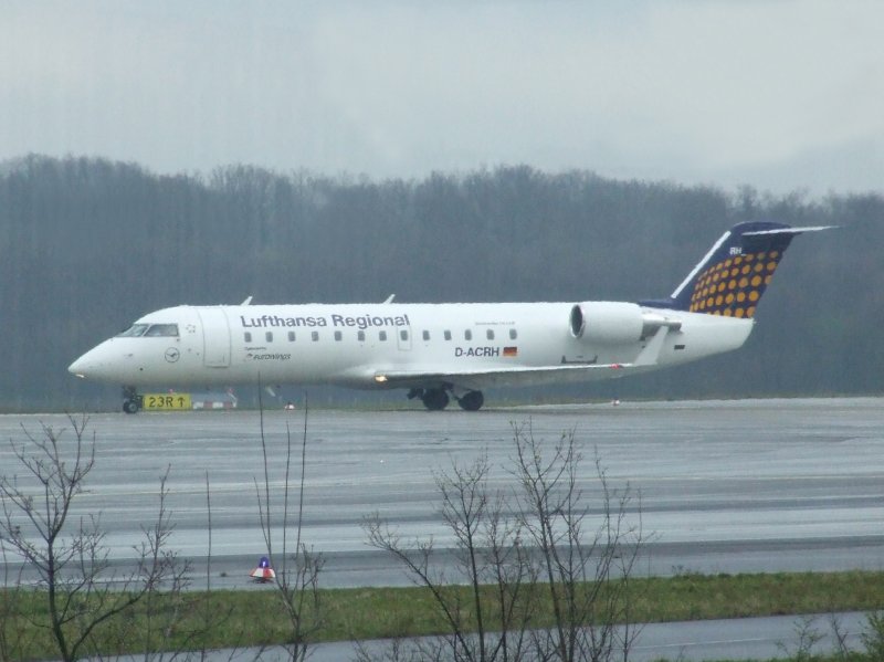 Ein Lufthansa Regional Canadiar Jet auf der Startbahn von Dsseldorf International Airport am 22.03.2008