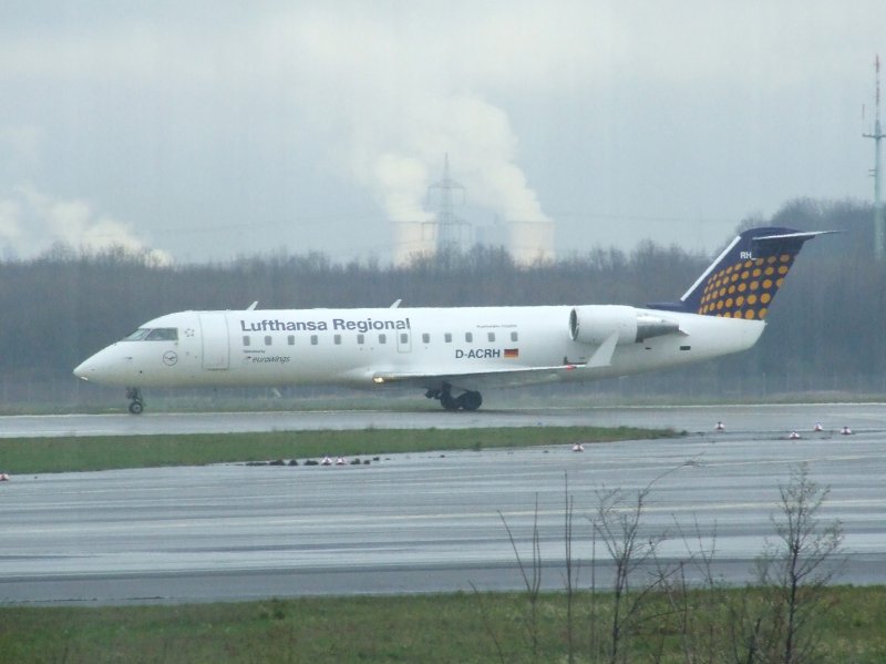 Ein Lufthansa Regional Canadiar Jet auf der Startbahn von Dsseldorf International Airport am 22.03.2008