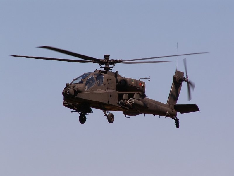 Ein niederl. AH-64 im Schwebeflug. Das Foto stammt vom 18.06.2005