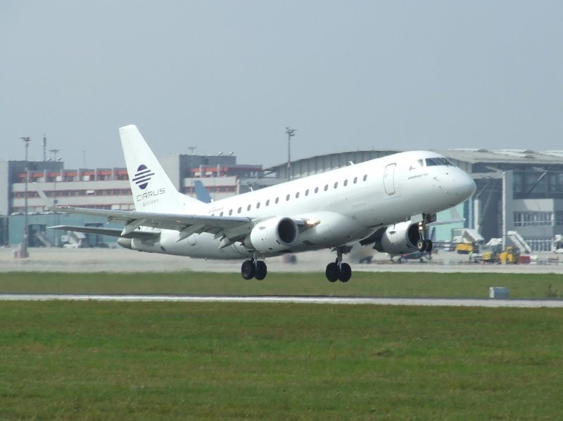 Ein schneeweisser Embraer 170 der Cirrus Airlines beim Start in Stuttgart am 29.08.2008.