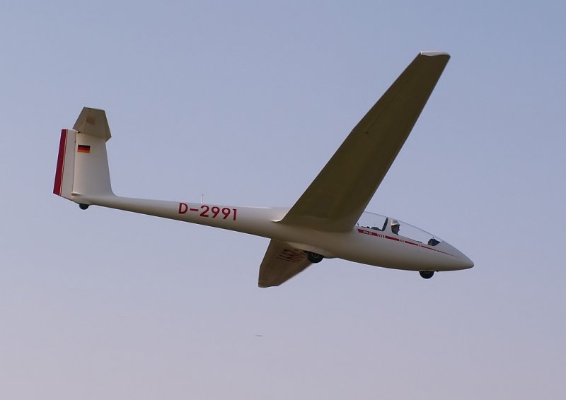 Ein Segelflugzeug vom Typ ASK 21 des LSV Grenzland setzt zur Landung auf dem Flugplatz Grefrath-Niershorst (EDLF) an. Reg. ist D-2991. Das Foto stammt vom 27.03.2007