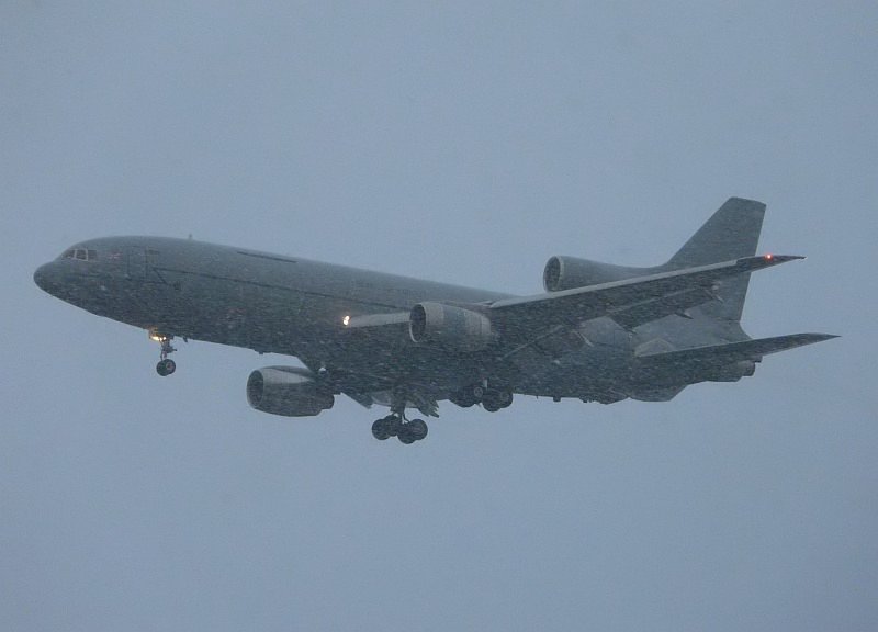 Ein seltener Gast konnte am 22.11.08 in Dsseldorf bewundert werden. Im dichten Schneetreiben fliegt diese Tristar der Royal Air Force auf die Landebahn zu.