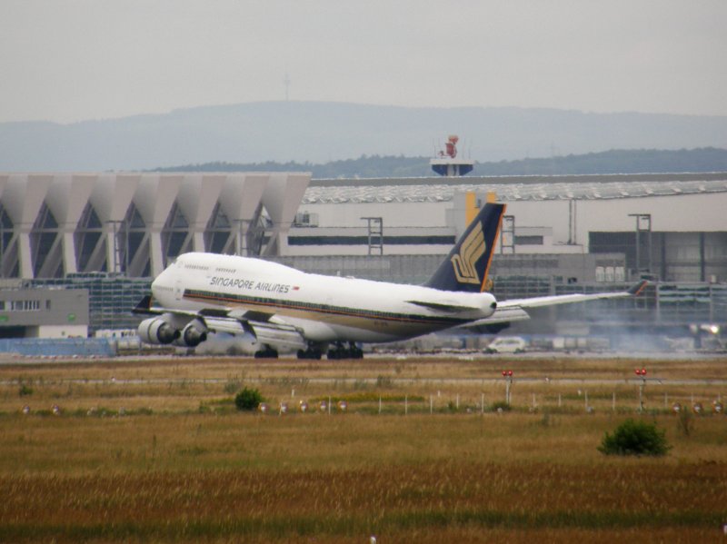 Ein Singapore Airlines Jumbo (Boeing 747) setzt in Frankurt am Main am 16.07.2008 auf.