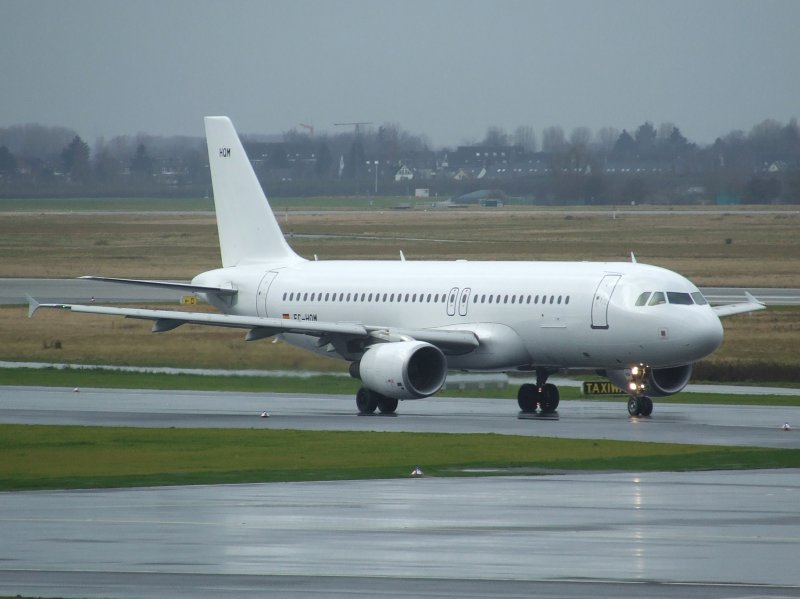 Ein Spanischer Airbus A 320 komplett weiss Lackiert auf dem weg zur Startbahn am 22.12.2008 in Dsseldorf.