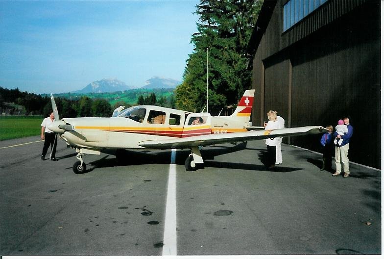 Ein Sportflugzeug der Fluggruppe Reichenbach auf dem Flugplatz Reichenbach im Kandertal