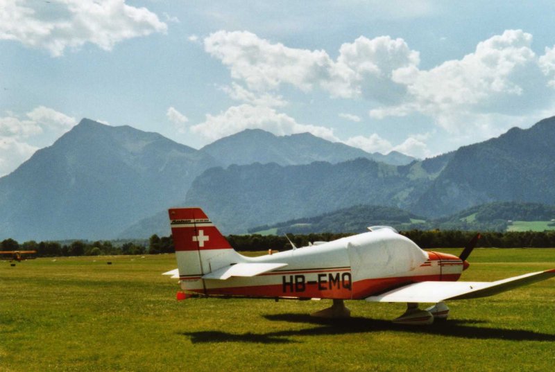 Ein Sportflugzeug HB-EMQ am 16. August 2009 an der Flugschau 75 Jahre Flugplatz Thun