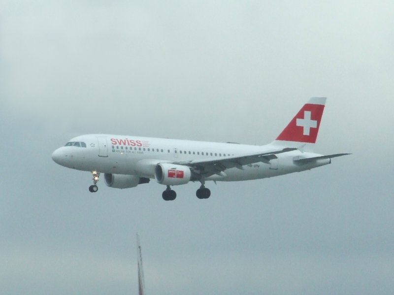 Ein SWISS Airbus A 319 bei der Landung in Dsseldorf am 22.03.2008
