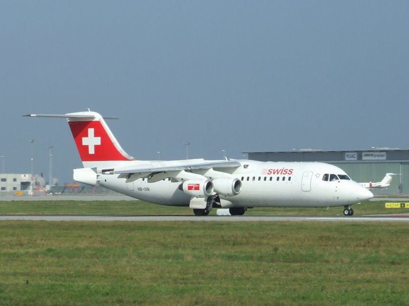 Ein SWISS Avro RJ 100 bei der Landung in Stuttgart am 30.08.2008.