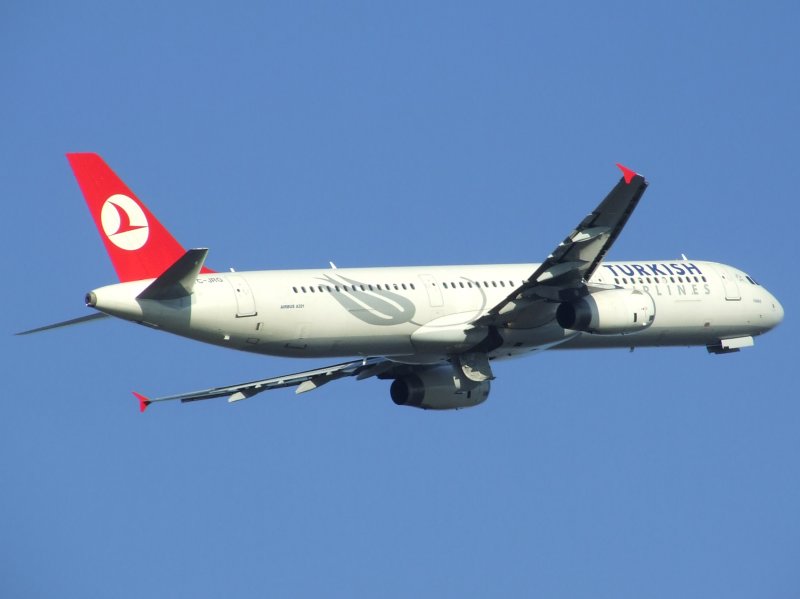 Ein Turkish Airlines Airbus A 321 kurz nach dem Start in Dsseldorf am 27.12.2008.