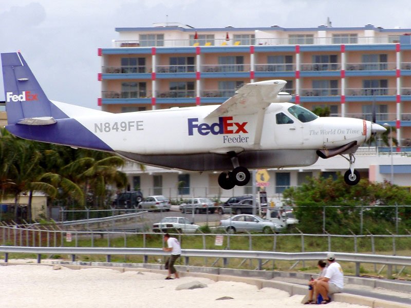 Ein wenig Angst, hat dieser Spotter bei der Landung dieser FedEx auf dem Airport St.Maarten