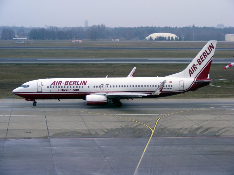 Eine 737-800 der airberlin (D-ABBP) rollt noch im alten Farbschema am 29.12.2008 zum Start in Berlin-Tegel.