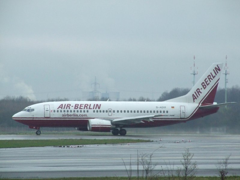 Eine Air Berlin Boeing 737-300 in Dsseldorf auf der Startbahn. (22.03.2008)