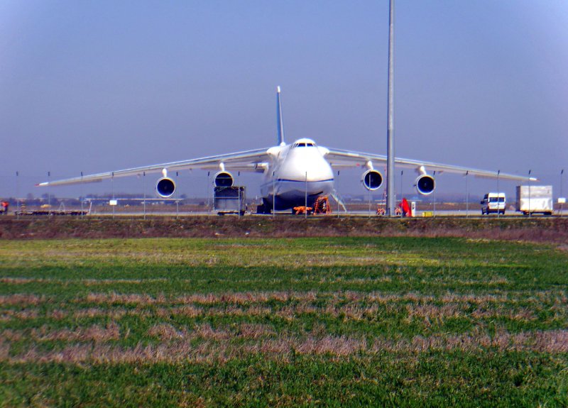 Eine AN124 am 03.04.2009 auf dem Frachtfeld-Sd des Leipziger Flughafens.