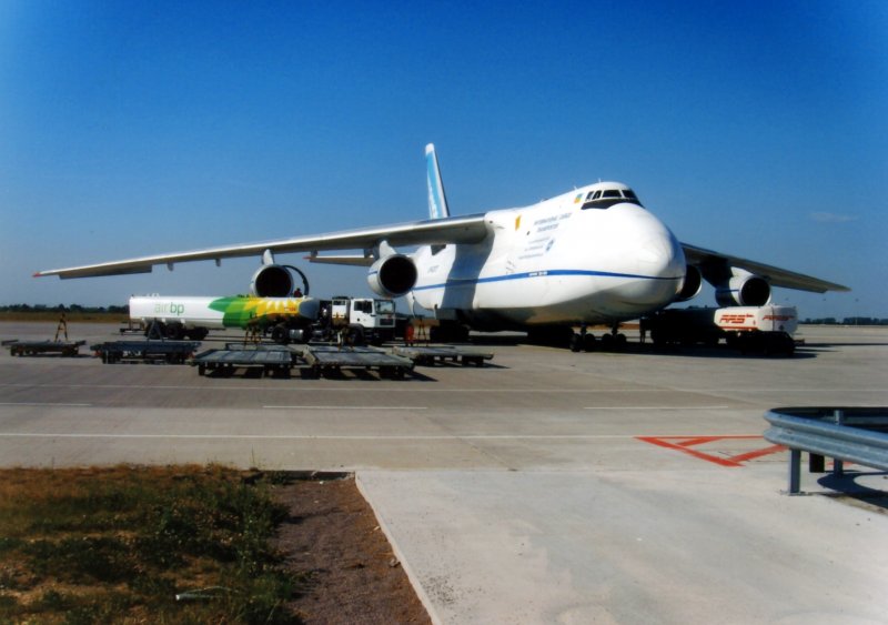 Eine AN124 im Sommer 2008 beim betanken auf dem Frachtfeld-Sd des Flughafens Leipzig-Halle.