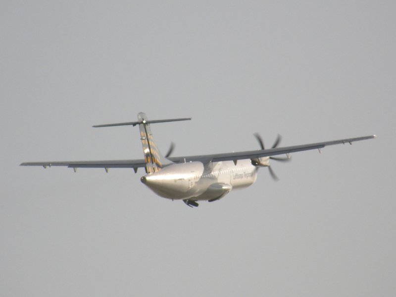 Eine ATR-72 der Lufthansa Regional (Contact Air) schwebt am Morgen des 30.08.2008 dem Himmel entgegen.