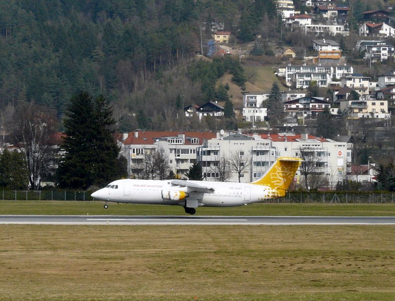Eine BAe 146 der Malmo Aviation kurz vor der Landung in Innsbruck Kranebitten am 08.03.08.