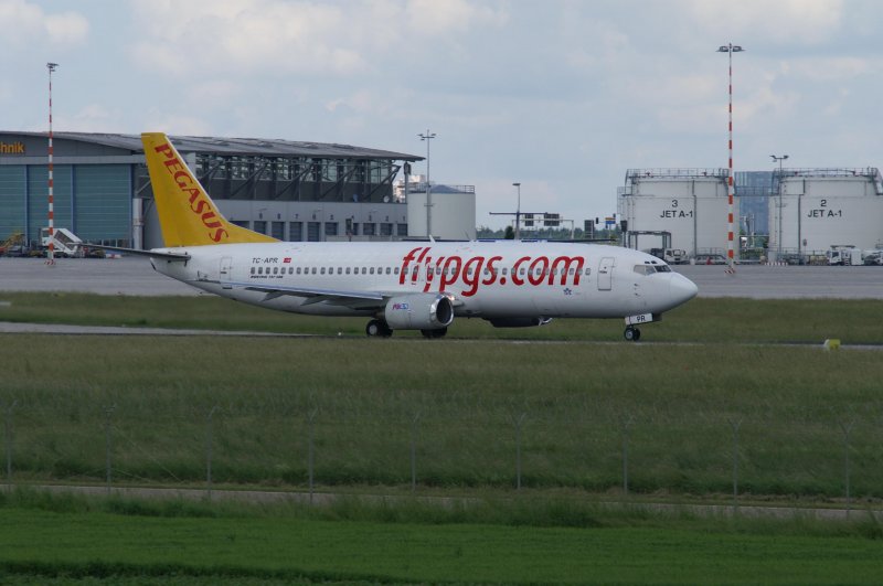 Eine Boeing 737-4Y0  der Pegasus Airlines mit der Kennung TC-APR aufgenommen am 30.05.09 am Stuttgarter Flughafen.