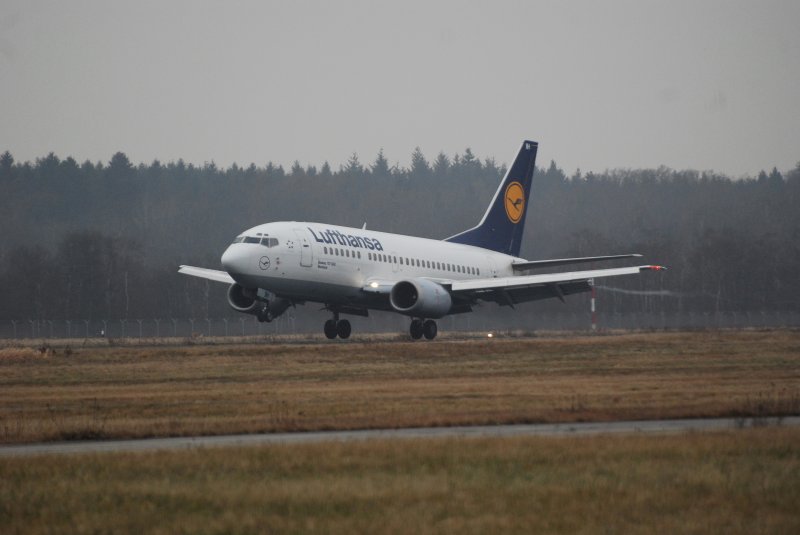 Eine Boeing 737-500 der Lufthansa bei der Landung in Hamburg Fuhlsbttel am 29.01.09