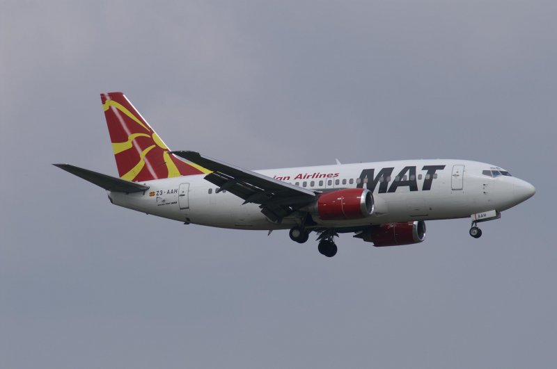 Eine Boeing 737-529 der Macedonian Airlines mit der Kennung      Z3-AAH aufgenommen am 04.04.09 am Zricher Flughafen.