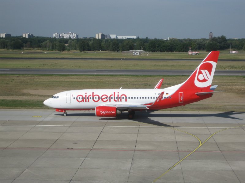 Eine Boeing 737-700 der Air Berlin beim Taxiing in Berlin-Tegel