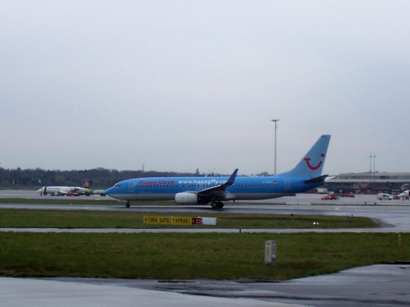Eine Boeing 737-800 der Hapagfly auf der Runway in Hamburg.