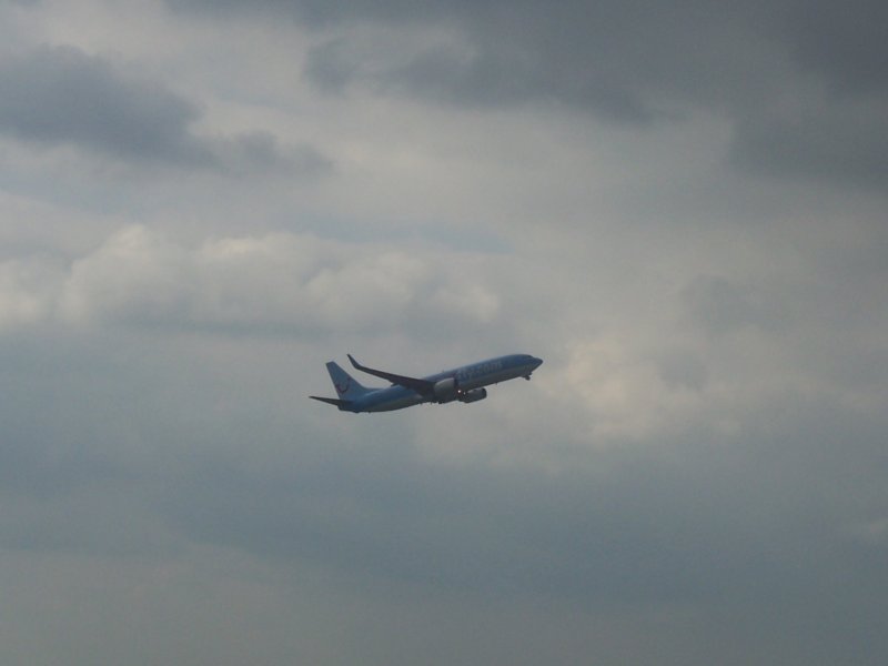 Eine Boeing 737-800 der Hapagfly beim Start am 19.04.08 in Hamburg.