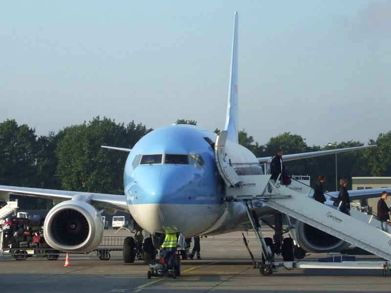 Eine Boeing 737-800 der Hapagfly in Berlin-Tegel, gerade aus Stuttgart gelandet. (25.09.2008)