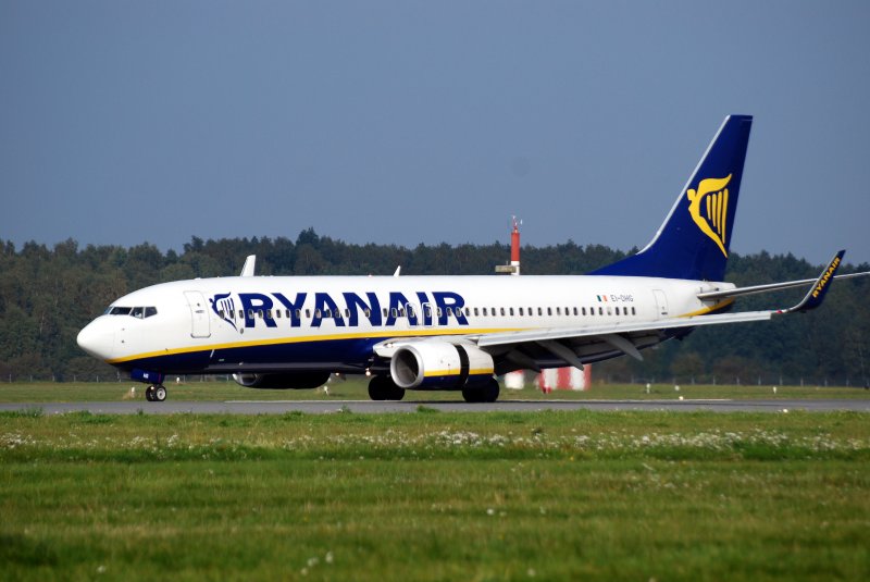Eine Boeing 737-800 der Ryanair nach der Landung auf dem Flughafen Lbeck Blankensee am 27.09.08