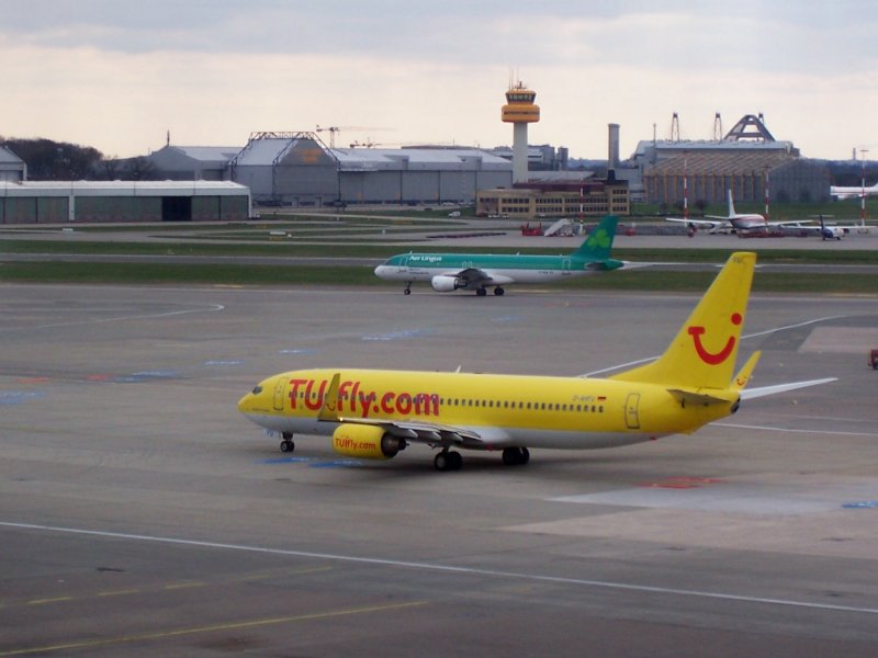 Eine Boeing 737-800 von Tuifly und ein A-320 von Aer Lingus im Hintergrund.