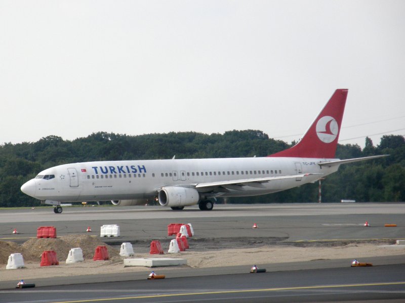 Eine Boeing 737-800 der Turkish Airlines beim Start in Dsseldorf am 14.07.2008.