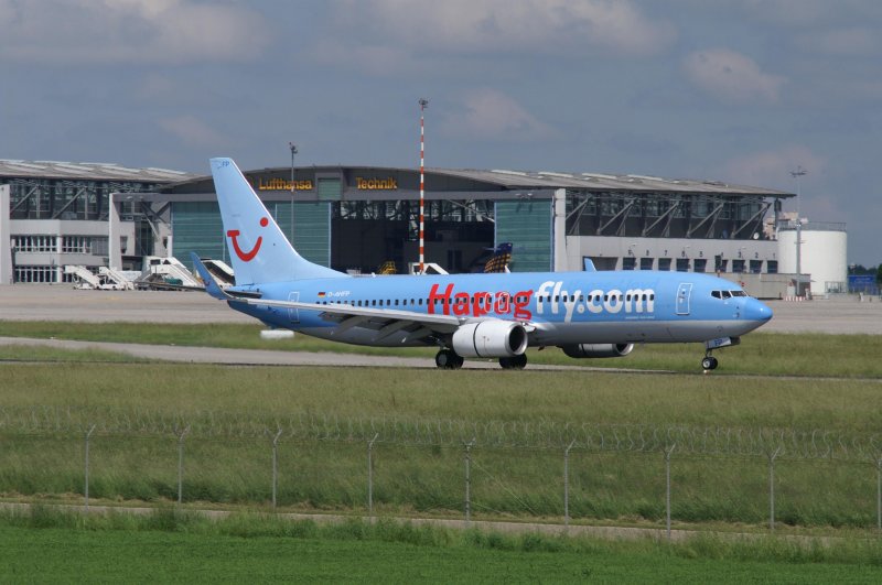 Eine Boeing 737-8K5/W der Hapag Fly mit der Kennung D-AHFP aufgenommen am 30.05.09 am Stuttgarter Flughafen. 