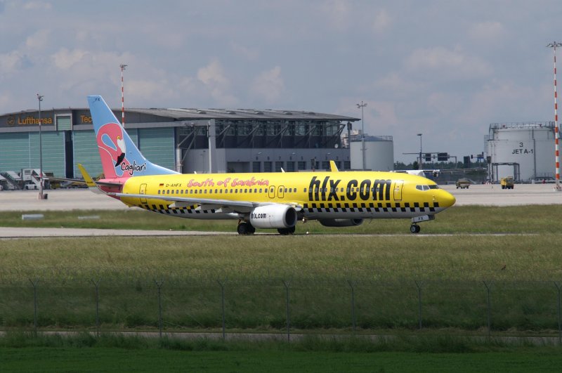 Eine Boeing 737-8K5/W  der Hapag-Lloyd Express mit der Kennung   D-AHFX aufgenommen am 30.05.09 am Stuttgarter Flughafen.