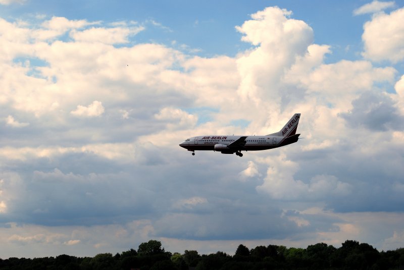 Eine Boeing 737 von Air Berlin im Landeanflug auf Hamburg am 13.07.08