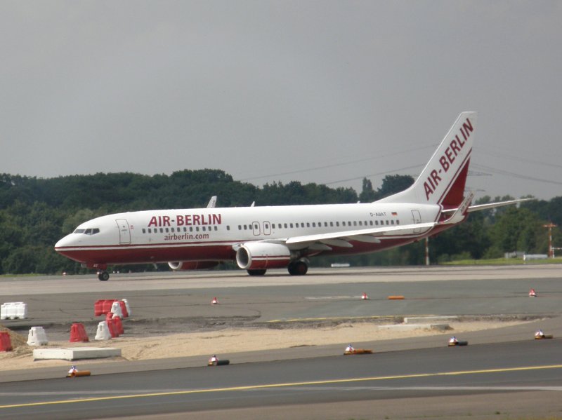 Eine Boeing 737 der Air Berlin bereit zum Start in Dsseldorf am 14.07.2008.