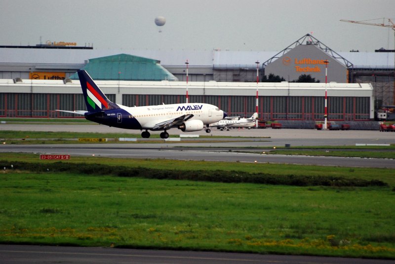 Eine Boeing 737 der Malev Hungarian Airlines kurz vor dem aufsetzen in Hamburg Fuhlsbttel am 24.08.08
