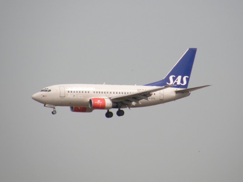 Eine Boeing 737 der Scandinavian Airlines (SAS) bei der Landung in Frankfurt am Main am 07.08.2008.