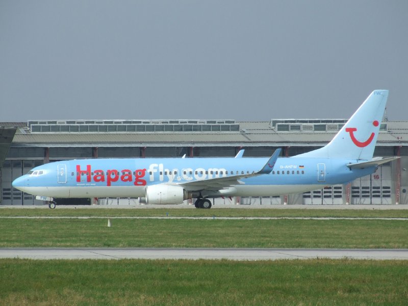 Eine Boeing 737 der TUIfly in Stuttgart am 29.08.2008.